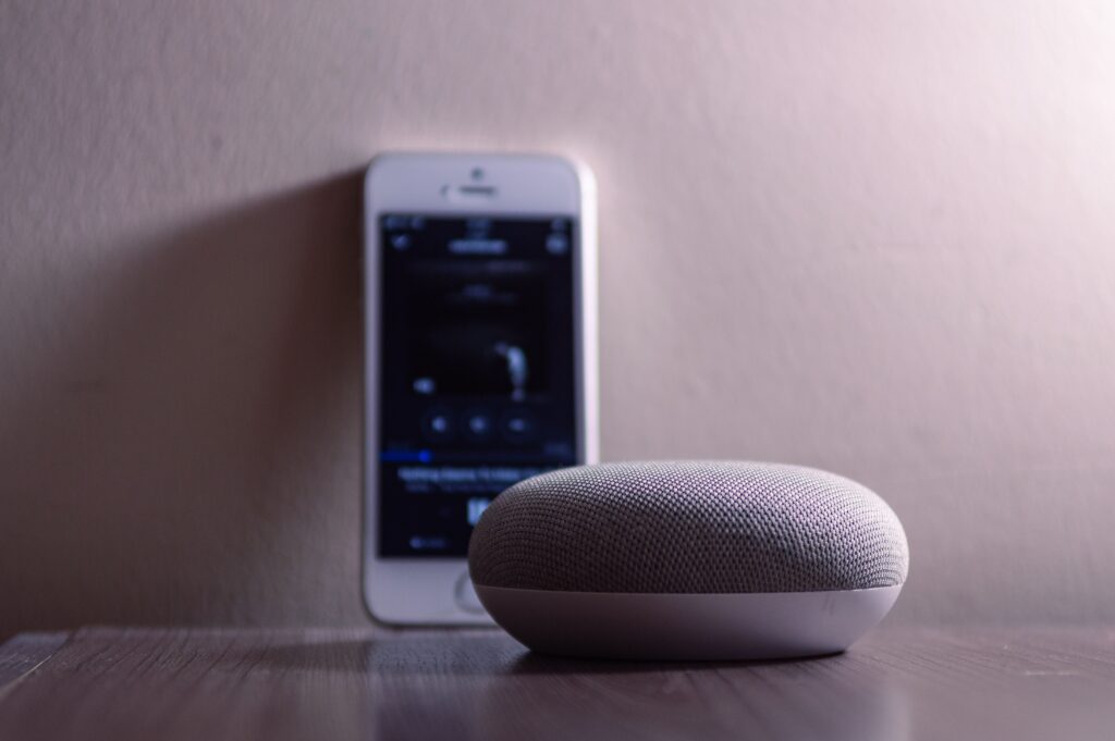 Smart speaker ilustrando a dúvida sobre qual sistema escolher entre Alexa ou Google Home.